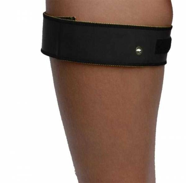 The black thigh cuff is variable in length due to the long velcro fastener and reaches up to a circumference of 80cm. Seen here on the thigh.